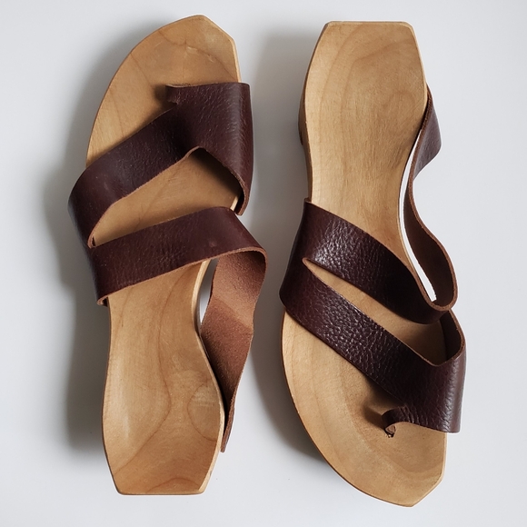Cydwok | Leather Thong Wooden Sandals - Picture 2 of 12
